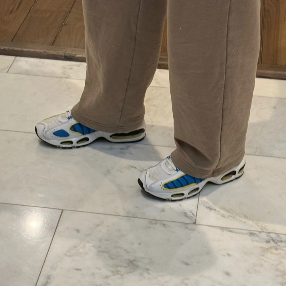 Nike AirMax TailWind 4 Size 8 Men’s and 9.5 Women’s